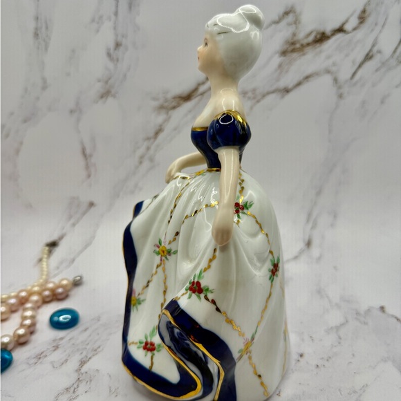 KPM Royal Berlin Victorian LADY Porcelain Figurine 8” Tall, beautiful, vintage - Picture 5 of 10
